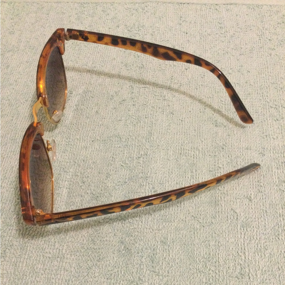 Woman’s Faux Tortoise Shell Sunglasses 🌸 - Picture 3 of 5